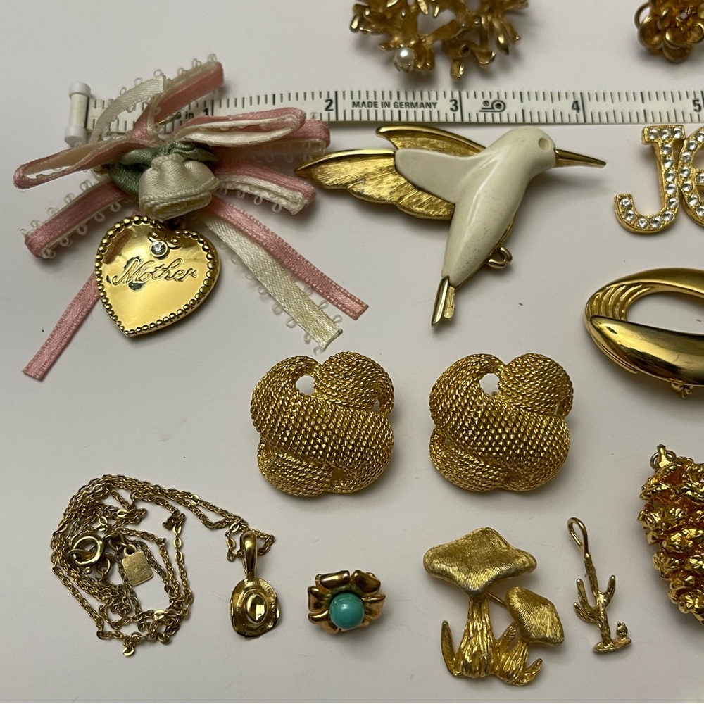 Elegant Vintage Gold Jewelry Women Men’s Brooches, Pendant, Necklace Earrings - Picture 4 of 15
